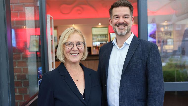 Deutsche kaufen weniger Fisch für mehr Geld Der Lachs hat den Alaska-Seelachs wieder als Lieblingsfisch der Deutschen verdrängt, wie die Petra Weigl (l), die Vorsitzende des Fisch-Informationszentrums, Petra Weigl, und Geschäftsführer Stefan Meyer mitteilten.