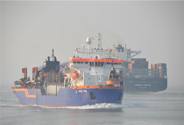 Der Laderaumbagger „Ham 316“ transportiert Sand und Schlick ins offene Meer.