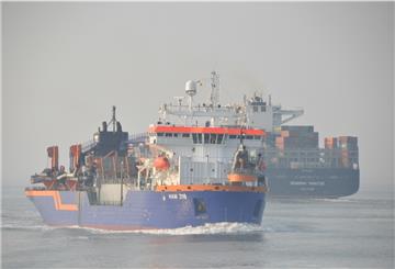 Der Laderaumbagger „Ham 316“ transportiert Sand und Schlick ins offene Meer.