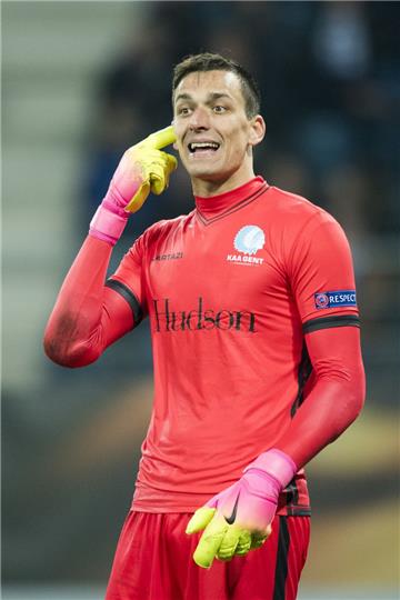 DER LÄNGSTE SPIELER: Die 2-Meter-Höhenmarke wird beim Turnier in Russland nur von einem Spieler geknackt: Der kroatische Torhüter Lovre Kalinic vom belgischen Verein KAA Gent misst vom Scheitel bis zur Sohle ganze 2,01 Meter. Nur unwesentlich kleiner sind der Däne Jannik Vestergaard von Borussia Mönchengladbach und der belgische Torhüter Thibaut Courtois - beide tragen 1,99 Meter über den Platz. Foto: Jacobs/belga/dpa