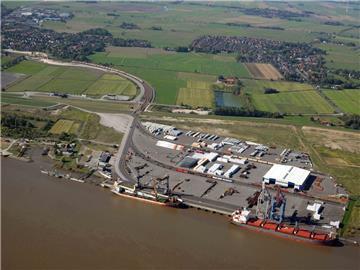 Der Lärm des Hafens in Brake stört die Bewohner in Sandstedt auf der anderen Weserseite.