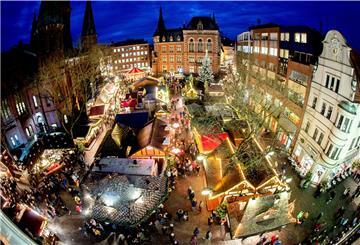 Besucher gehen über den Lamberti-Markt in der Oldenburger Innenstadt.