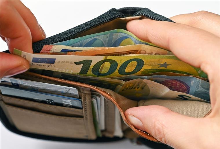 Bremer Senat erhöht Landesmindestlohn auf 12,29 Euro Ein Portemonnaie mit Geldscheinen drin.