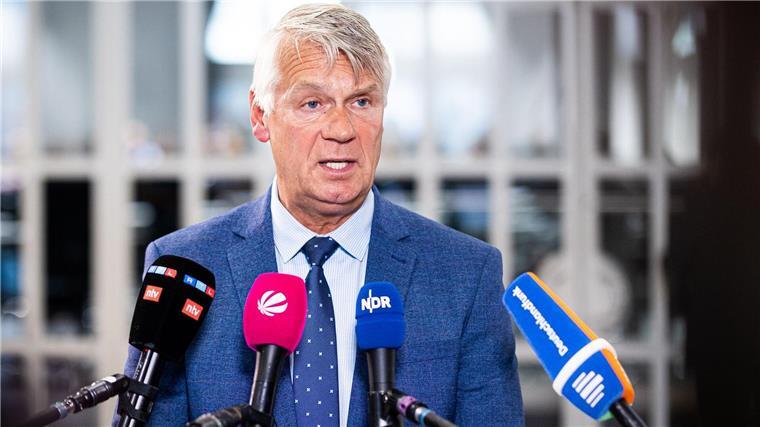 Tödliche Polizeischüsse - Beamte in „Hochstresssituation“ Der Landespolizeipräsident in Niedersachsen, Axel Brockmann, hat im Landtag über den aktuellen Stand der Ermittlungen nach den tödlichen Schüssen in Oldenburg informiert.