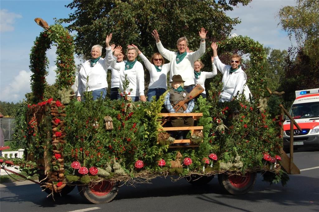 Der Landfrauenverein Wersabe hatte seinen Wagen mit viel frischem Herbstgrün dek...