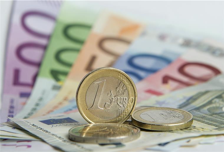 Landkreis Rotenburg finanziell gut aufgestellt Geldmünze und Geldschein