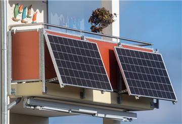 Solaranlagen hängen am Balkon.