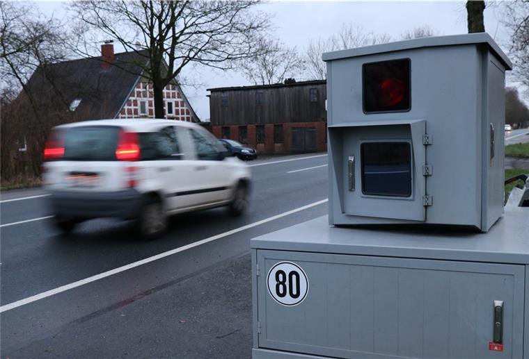 Der Landkreis testet seit Oktober 2019 ein semi-stationäres Geschwindigkeitsmessgerät, das durch sein robustes Aussehen ins Auge springt. Der Blitzer ist in den sozialen Medien als „Bernd“ bekannt, weil seine Kastenform an die Fernsehfigur „Bernd das Brot“ erinnert.