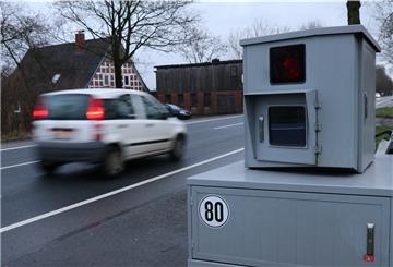 Der Landkreis testet seit Oktober 2019 ein semi-stationäres Geschwindigkeitsmessgerät, das durch sein robustes Aussehen ins Auge springt. Der Blitzer ist in den sozialen Medien als „Bernd“ bekannt, weil seine Kastenform an die Fernsehfigur „Bernd das Brot“ erinnert.