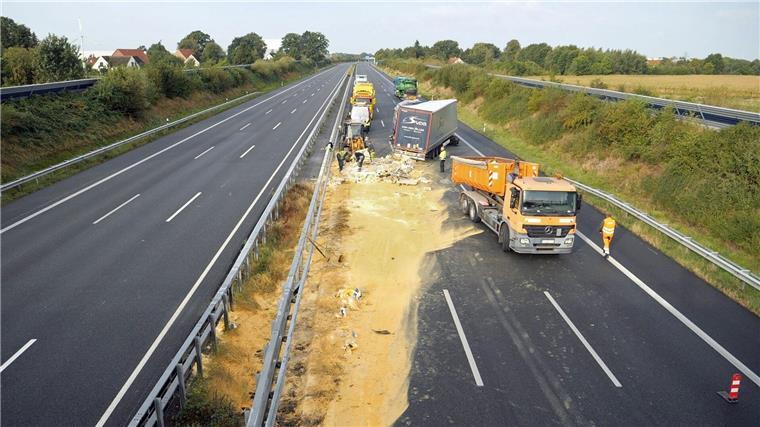 Zwölf Tonnen Granulat auf A1 - Sperrung und Stau nach Unfall Der Lastwagen hat seine Ladung auf der Autobahn 1 verloren.