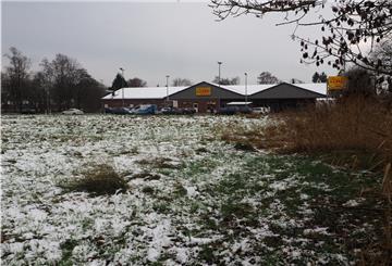 Der Lebensmitteldiscounter Netto möchte in Rodenkirchen auf dieser Fläche nördlich vom aktuellen Markt eine neue Immobilie bauen. Der bestehende Markt soll vermietet werden.