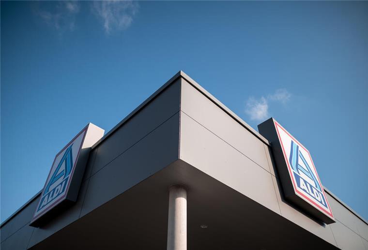 Das Logo von Aldi-Nord ist an der Aldi-Filiale Nummer 1 in Essen zu sehen. Aldi bereitet sich auf den Verkauf von Corona-Schnelltests vor. 