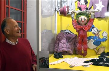 Der legendäre Clown aus dem Schaufenster des 1999 geschlossenen Textilgeschäftes von Otto May (Foto) ist in den Flohmarkthallen am Rotensand wieder aufgetaucht.
