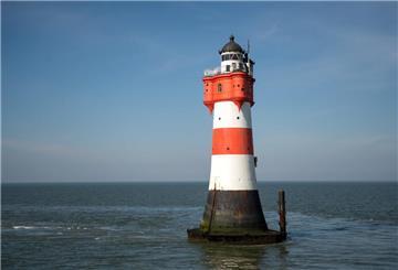 In der Nordsee vor Bremerhaven steht der Leuchtturm «Roter Sand». 