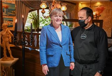 Der Leher Gastronom Alexis Vaiou hat sich eine Wachsfigur von Angela Merkel im Internet bestellt. Die Papp-Aufsteller sind schon da und stehen im Restaurant.