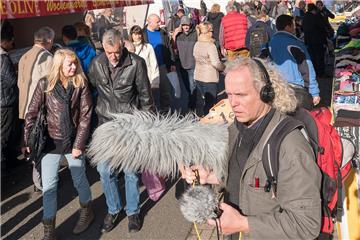 Der Leher Musiker und Komponist Jens Carstensen sammelt Töne auf dem Flohmarkt Rotersand. Foto Adebahr