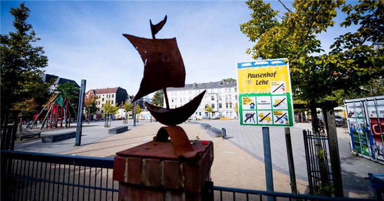 Ehrenamtliche kümmern sich um Kinder vom Leher Pausenhof Der Leher Pausenhof an der Ecke Uhland-/Potsdamer Straße wurde 2011 dort errichtet, wo bis 2006 die alte Deichschule stand.