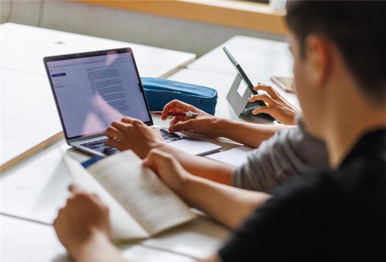 Podcaster und Lehrer: Hausaufgaben in Zeiten von KI haben Sinn verloren Unterricht Schule