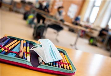 Der Ersatz-Mundschutz einer Schülerin liegt während des Unterrichts in einer vierten Klasse einer Grundschule auf dem Federmäppchen der Schülerin.