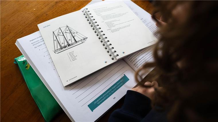 Das segelnde Klassenzimmer - Eine besondere Schule auf See Der Lehrplan orientiert sich an der elften Klasse niedersächsischer Gymnasien.