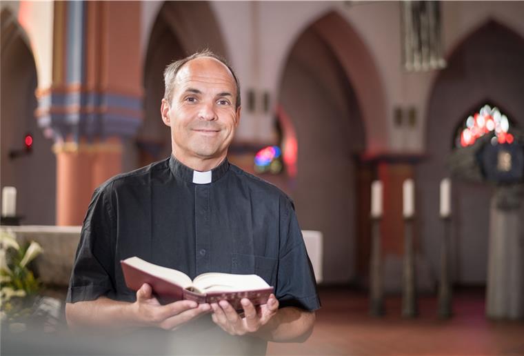 Der leitende Pfarrer des katholischen Dekanats Bremerhaven, Marcus Scheiermann, will mit Änderungen im Gottesdienst Gläubige vor dem Corona-Virus schützen. Foto: Hartmann