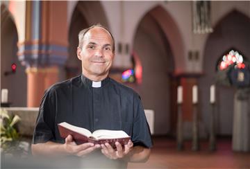 Der leitende Pfarrer des katholischen Dekanats Bremerhaven, Marcus Scheiermann, will mit Änderungen im Gottesdienst Gläubige vor dem Corona-Virus schützen. Foto: Hartmann