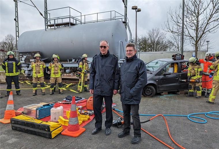 Der Leiter der Feuerwehr Jens Cordes (l) und der zuständige Dezernent, Peter Skusa.