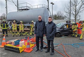 Der Leiter der Feuerwehr Jens Cordes (l) und der zuständige Dezernent, Peter Skusa.