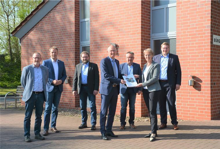 Region Wesermünde-Süd hofft auf weitere Förderung Der Leiter der Lokalen Aktionsgruppe der Region Wesermünde Süd (LAG) und Loxstedter Bürgermeister Detlef Wellbrock (4. von links) übergab die Bewerbungsunterlagen an Monika Scherf, Landesbeauftragte und Chefin des Amts für regionale Landesentwicklung Lüneburg. Gemeinsam mit seinen Bürgermeisterkollegen Guido Dieckmann (2. von links), Andreas Wittenberg (3. von rechts) und Henrik Wärner (rechts) sowie Geschäftsstellenleiter Michael Dähn (links) und Lienhard Varoga (Geschäftsstelle Bremerhaven des Amts für regionale Landesentwicklung) hofft er auf einen erneuten Erfolg.