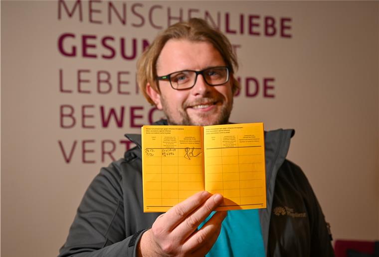 Eine Woche danach: Die ersten Geimpften berichten Der Leiter der Tagespflege Johannes Flessner (Foto mit seinem Impfausweis) und Pflegefachkraft Ilka Weis vom Weser-Pflegedienst wurden im Bremerhavener Impfzentrum als Erste geimpft.