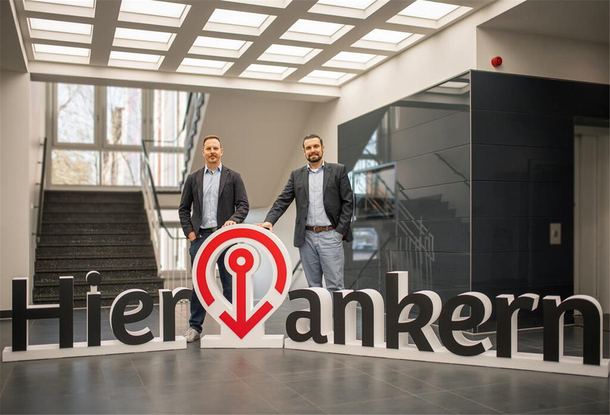 „Hier ankern“ - regionale Arbeitgeber begeistert von neuer Kampagne Der Leiter Regionales Key Account der NORDSEE-ZEITUNG, Alexander Wynne (links), und Sascha Bornemann, Leiter Creative & Digital Solutions bei der NORDSEE-ZEITUNG.