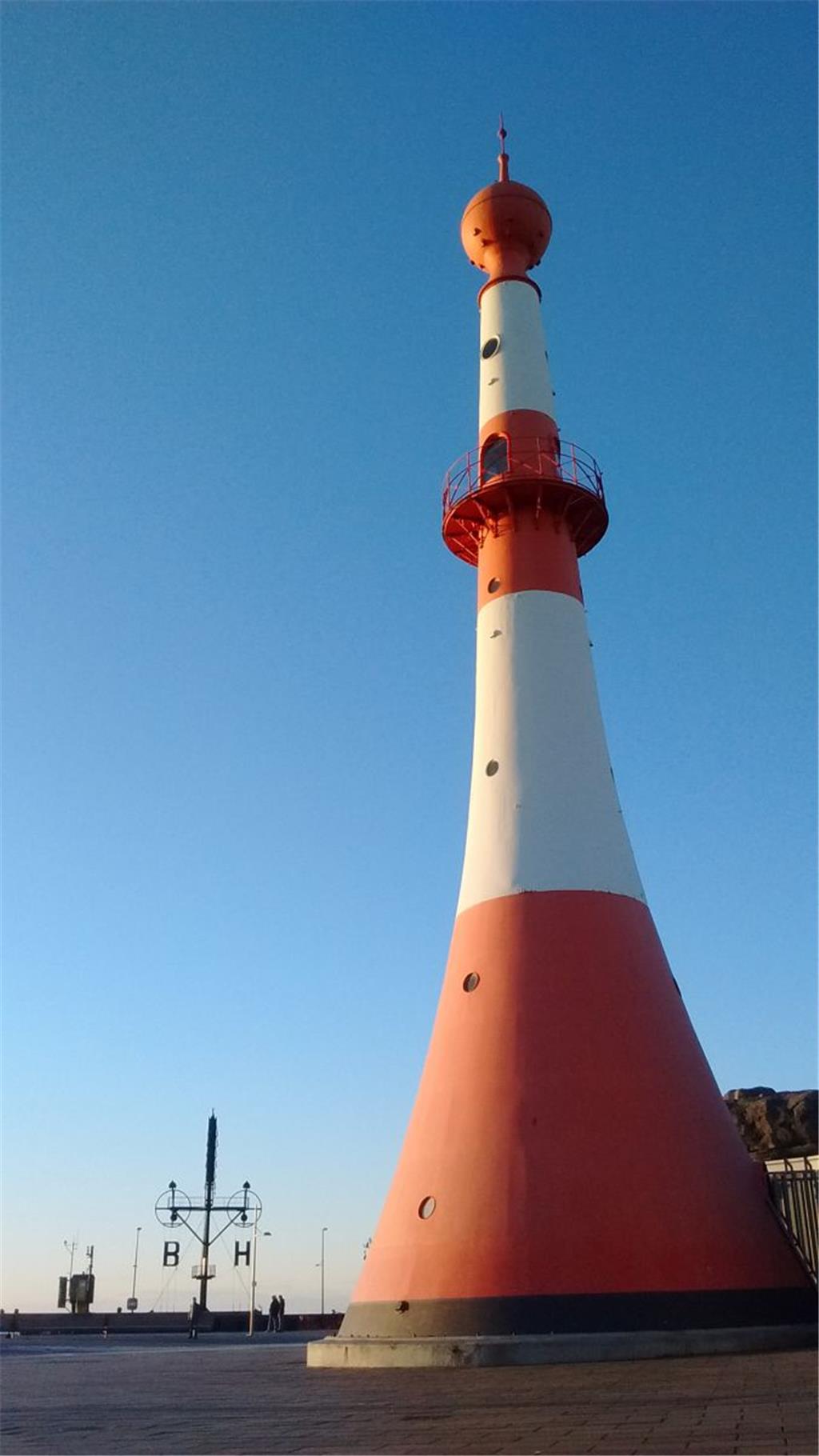 Der Leuchtturm Bremerhaven Unterfeuer streckt sich gen Sonne. Foto: Kaiser