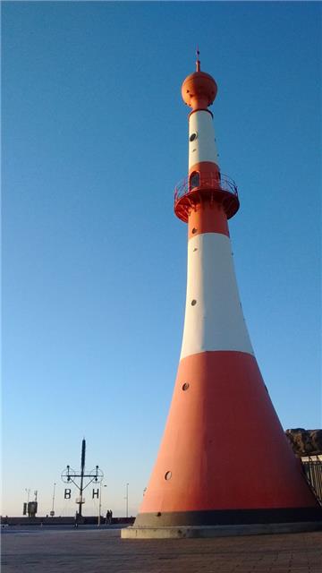 Der Leuchtturm Bremerhaven Unterfeuer streckt sich gen Sonne. Foto: Kaiser