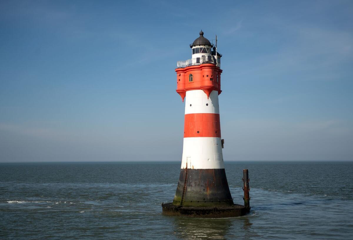Streit um Leuchtturm in der Nordsee: Bleibt „Roter Sand“ doch stehen? Der Leuchtturm Roter Sand im Wattenmeer.