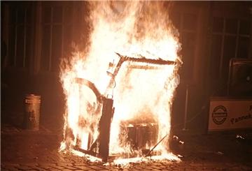 Der lichterloh brennende Strandkorb in der Stader Innenstadt ist nicht mehr zu retten.