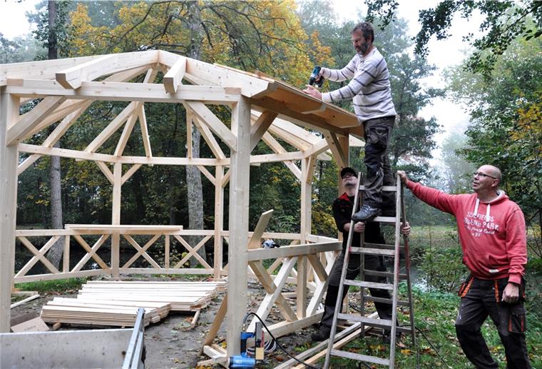 Der Liebespavillon im Nordenhamer Friedeburgpark wird wieder aufgebaut. Zu verdanken ist das der privaten Initiative von Theun de Jong (auf der Leiter) und seinen beiden Freunden Axel Körner (links) und Björn Lossagk.