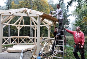 Der Liebespavillon im Nordenhamer Friedeburgpark wird wieder aufgebaut. Zu verdanken ist das der privaten Initiative von Theun de Jong (auf der Leiter) und seinen beiden Freunden Axel Körner (links) und Björn Lossagk.