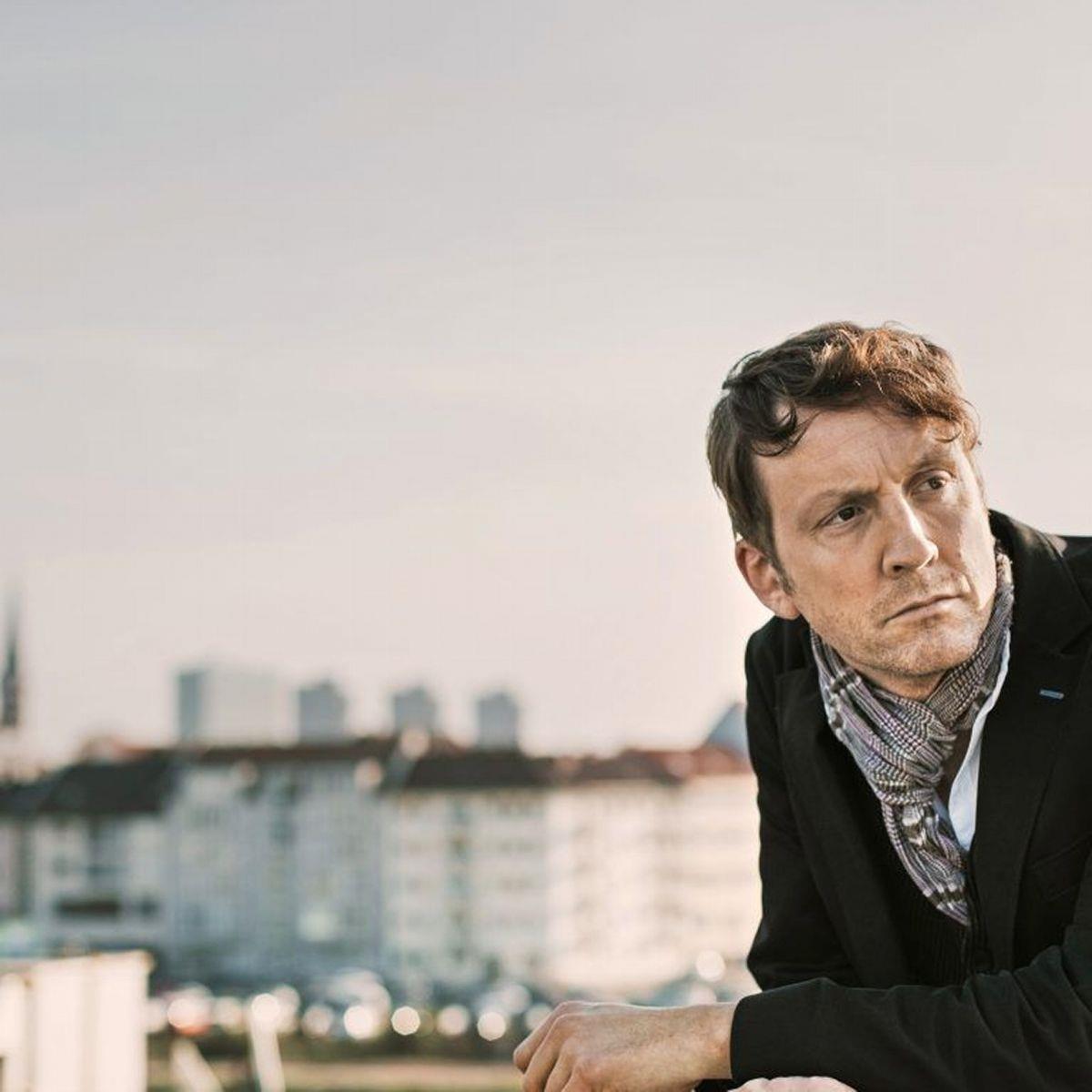 Der Liedermacher Ulrich Zehfuß gibt am Sonntag, 15. März, ein Konzert im Theaterhaus des VfL Sittensen.