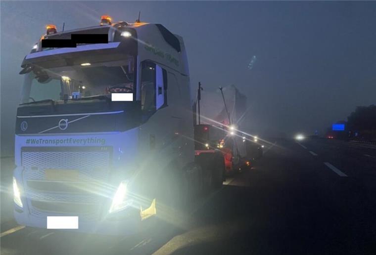 Achtung! Auffahrt Wulsdorf gesperrt: Schwertransporter bleibt auf A27 liegen Der liegengebliebene Schwertransport behindert am Montagvormittag die Auffahrt auf die A27.