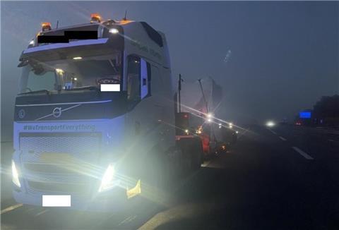 Der liegengebliebene Schwertransport behindert am Montagvormittag die Auffahrt auf die A27.