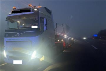 Der liegengebliebene Schwertransport behindert am Montagvormittag die Auffahrt auf die A27.