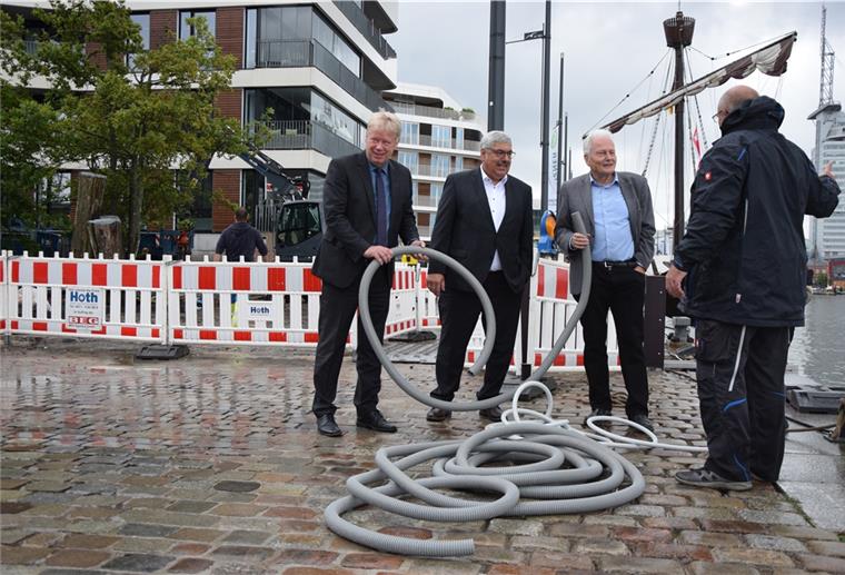 Programm zur Begrüßung der „Schulschiff Deutschland“ Der Liegeplatz für die „Schulschiff Deutschland“ wird vorbereitet. Im Gespräch (von links) Erlebnis-Geschäftsführer Dr. Ralf Meyer, Oberbürgermeister Melf Grantz und Claus Jäger, Vorsitzender Schulschiffverein.
