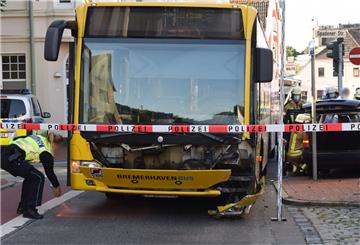 Demolierter Linienbus nach Unfall hinter Absperrband.