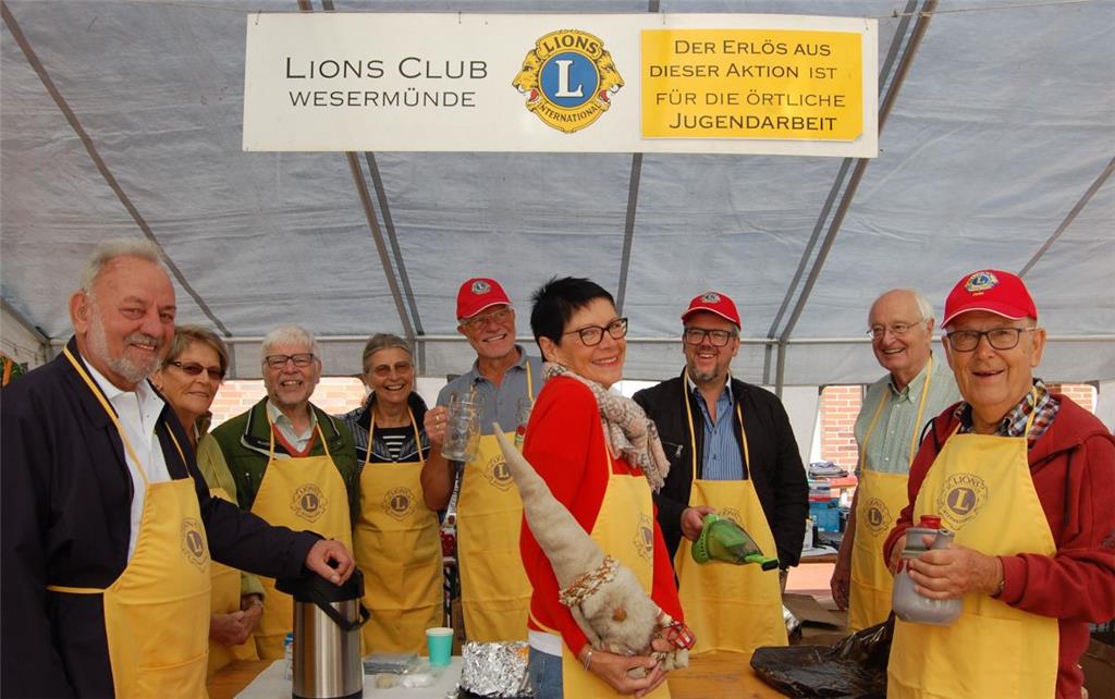 Der Lions Club Wesermünde verkaufte am Herbstmarkt-Sonntag Flohmarkt-Artikel. De...