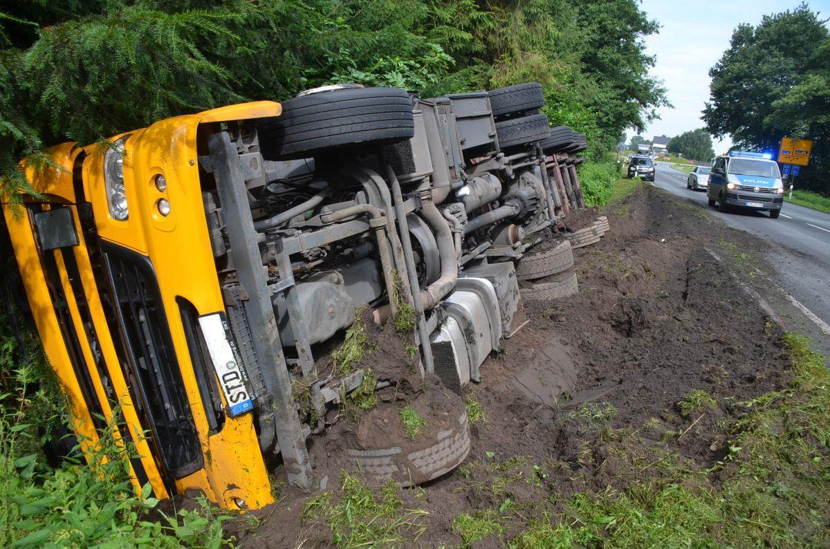 Der Lkw blieb bei dem Unfall auf der rechten Seite liegen. 