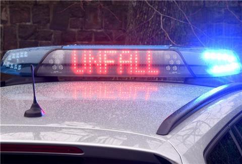 Die Leuchtschrift "Unfall" auf dem Dach eines Polizeiwagens.
