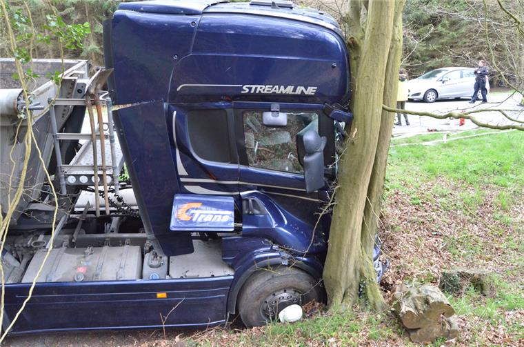 Der Lkw kam von der Straße ab und prallte gegen einen Baum. 