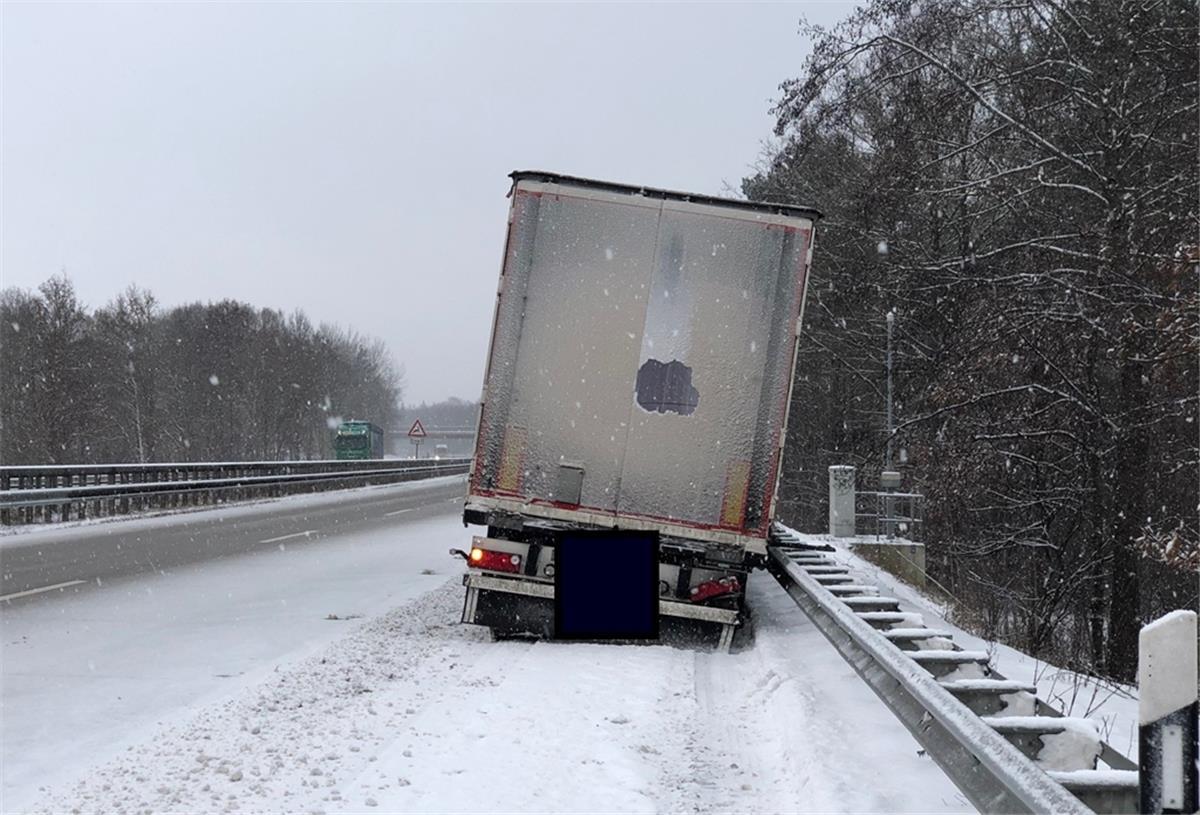 Der Lkw kam von von der Fahrbahn ab.