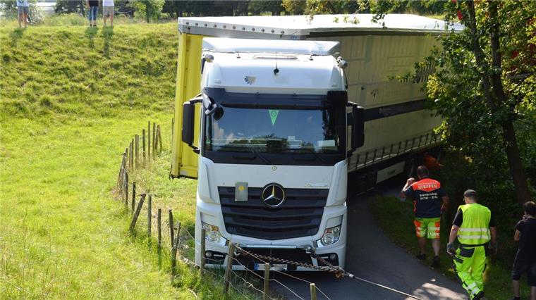 Cuxland: Lkw-Fahrer fährt sich in Kurve fest Der Lkw sackte so tief ein, dass er in Schieflage geriet.
