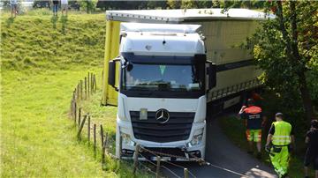 Der Lkw sackte so tief ein, dass er in Schieflage geriet. 